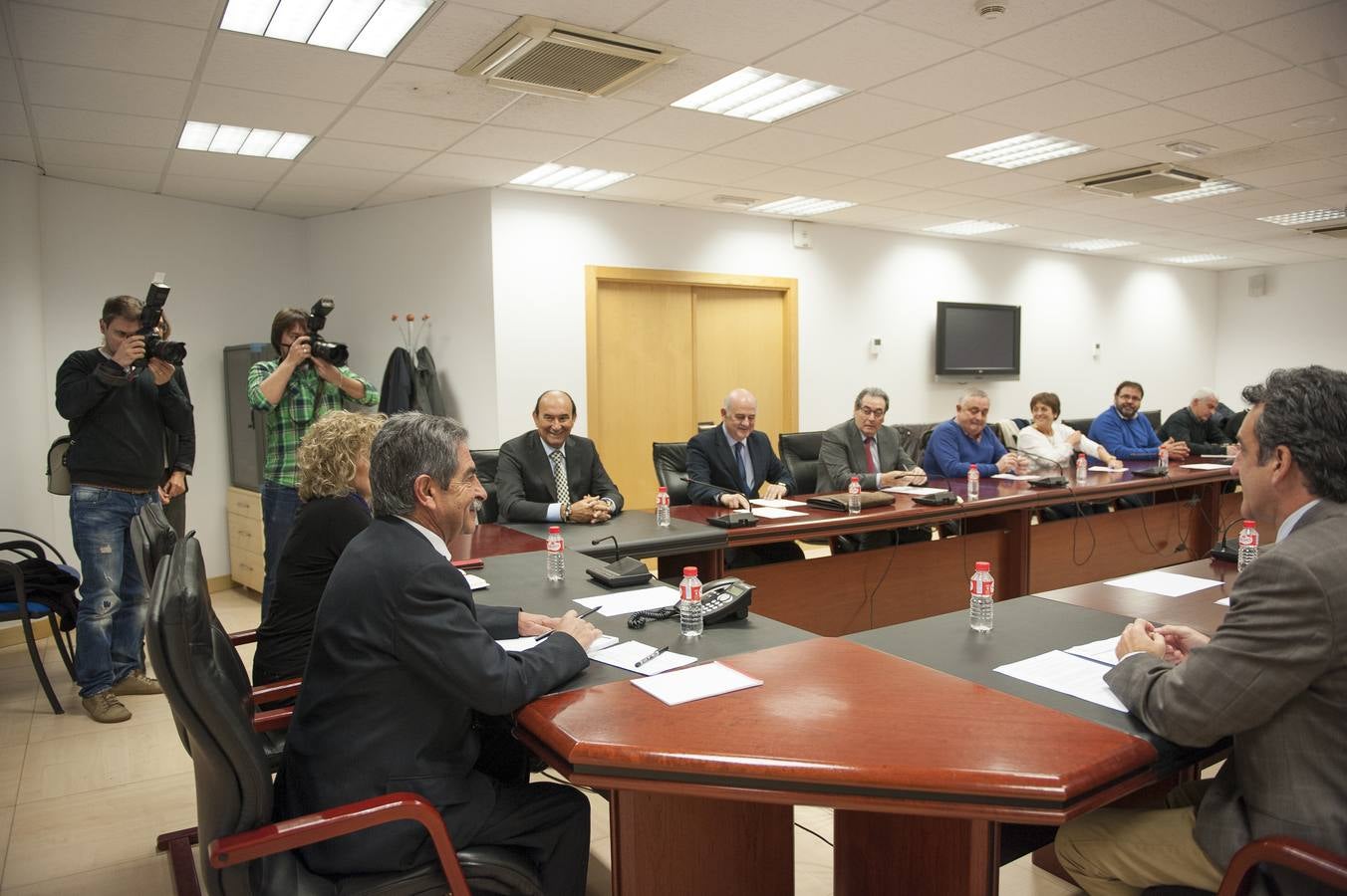 Imagen de la reunión mantenida este jueves en la sede del Gobierno regional.