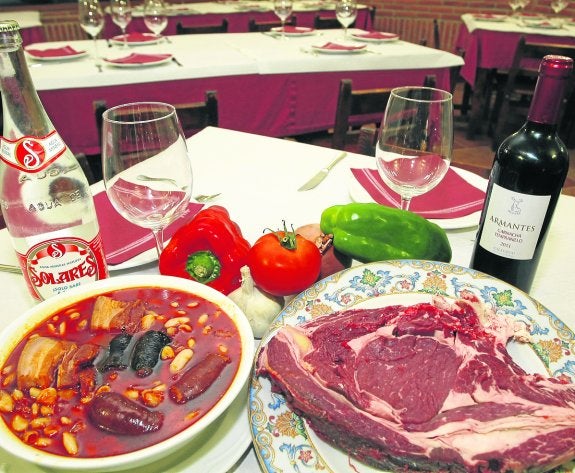 Fabes con su habitual compagno y el chuletón de medio kilo de El Horno. 