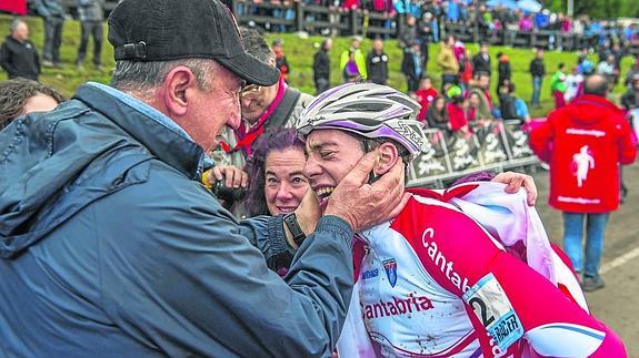 Un aficionado felicita a Adrián García tras cruzar la línea de llegada, en presencia de su madre, Sonia Montes.