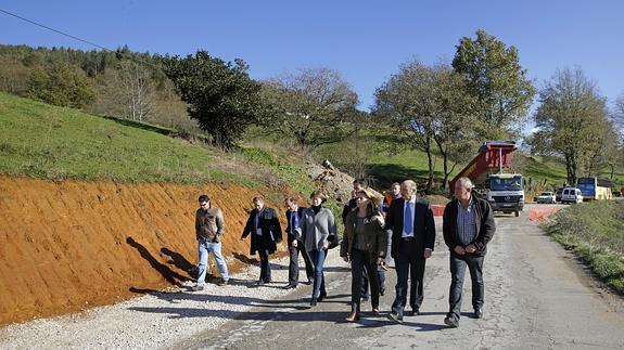 El Consejero de Obras Públicas visitando la zona