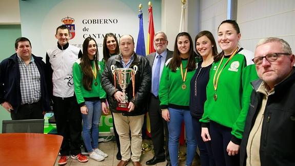 El consejero de Deporte, Ramón Ruiz, ha recibido al Club Voleibol Torrelavega.