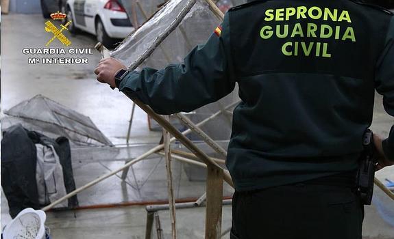 Momento de la intervención de material a pescadores furtivos de angula