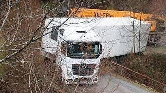 El camión, atascado en un puente de La Rioja. 