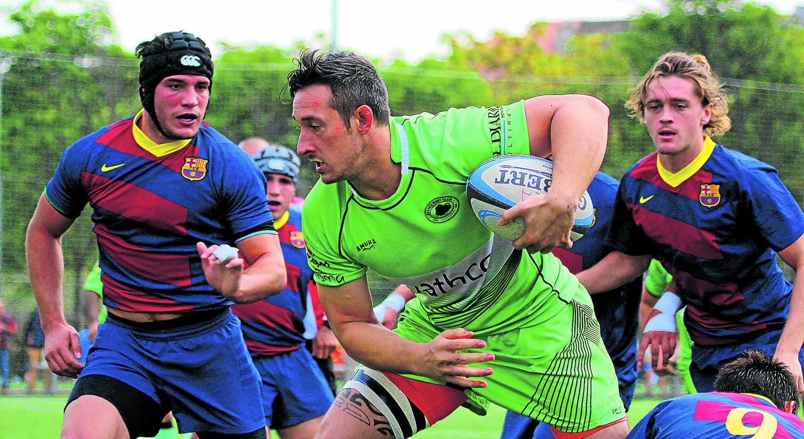 David del Río, rodeado de jugadores del Barcelona, en un partido de la primera vuelta