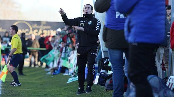 Munitis da instrucciones durante el partido.