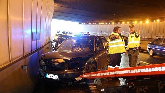Uno de los seis coches implicados en el accidente ocurrido este lunes en la S-10, en el interior del túnel de Maliaño.