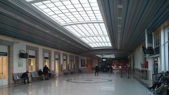 En el vestíbulo se ha restaurado la celosía  de hormigón del techo.