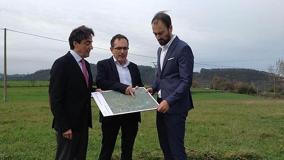 Ildefonso Calderón (PP), José Manuel Cruz Viadero (PRC) y Javier López Estrada analizan sobre el terreno los planos del futuro parque tecnológico de Las Excavadas.