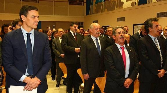 Durante el acto previo a la cena se cantó el himno de Cantabria.