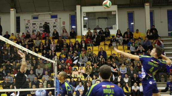 El Textil Santanderina gana un partido vital en su casa