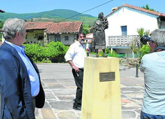 La plaza que se pensó para Delibes terminó albergando una estatua dedicada a la mujer rural.