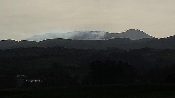 Imagen del humo que salía de los montes de San Roque de Riomiera.