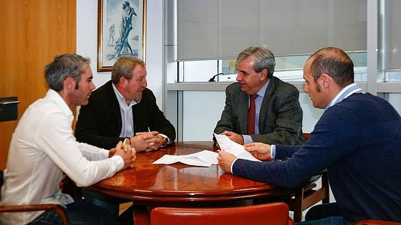 Reunión entre los representantes del Gobierno regional y el Ayuntamiento de Anievas.