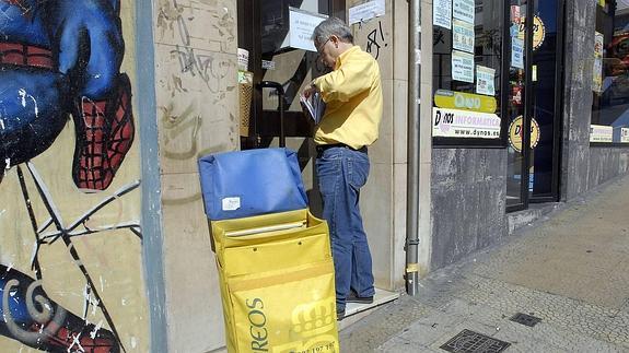 Los carteros de Santander podrían informar de coches mal aparcados o basura en la calle