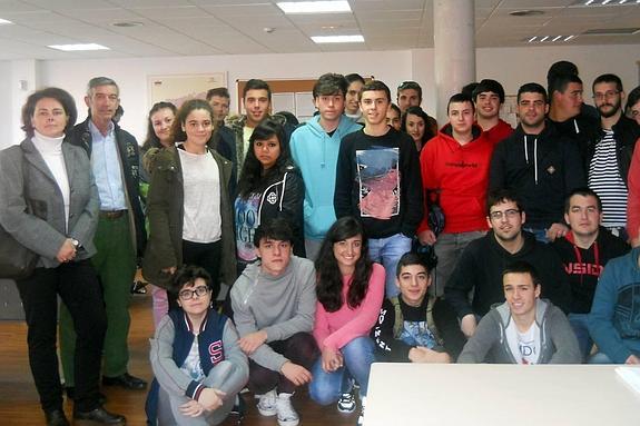 Los participantes en STARTinnova del IES Foramontanos de visita en las dependencias de Ambuibérica.