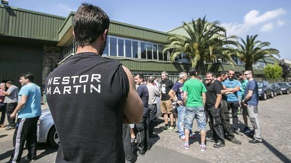 Trabajadores de Ecomosa, concentrados frente a la fábrica, en una imagen de archivo.