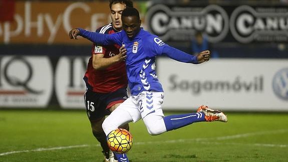 El exracinguista Koné en un partido con el Oviedo ante Osasuna.