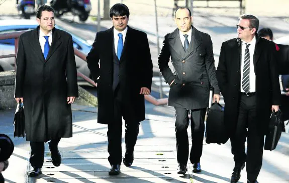 Rufino Pereda (segundo por la izquierda) llega a la Audiencia Provincial de Madrid acompañado de sus abogados. 