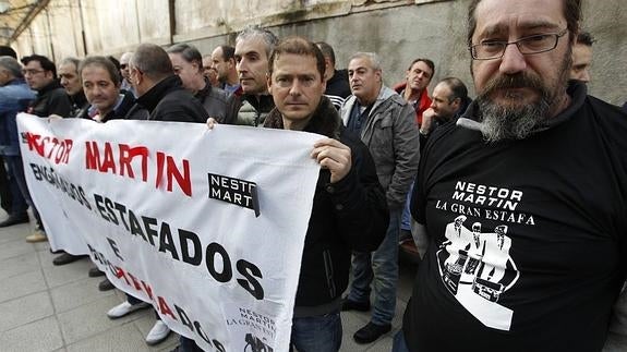 Los trabajadores se han concentrado este martes a las puertas del Parlamento