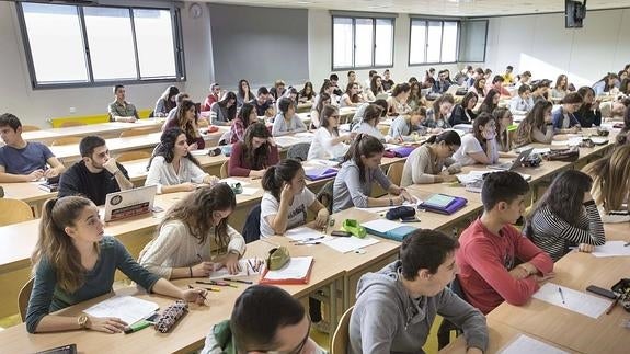 Cada año se gradúan en las universidades españolas 220.000 estudiantes.