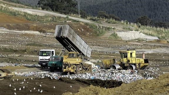 Máquinas trabajando en el vertedero de residuos de Meruelo.