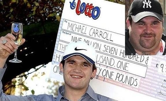 Michael Carroll, con el cheque de su premio. Y siete años después, tras habérselo gastado todo.