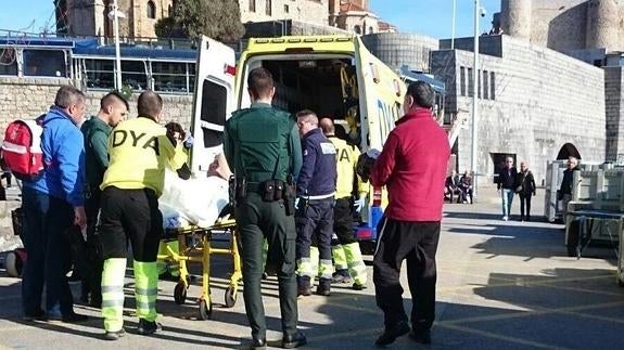 Sanitarios de la DYA introducen al hombre en la ambulancia.