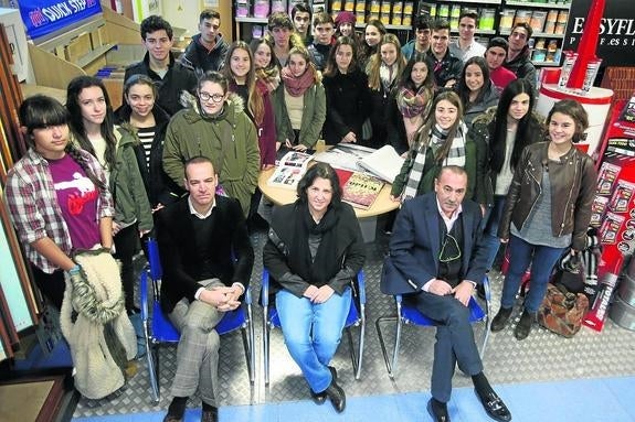 Los participantes de STARTinnova del Colegio Castroverde en su visita a Droguería Norte.