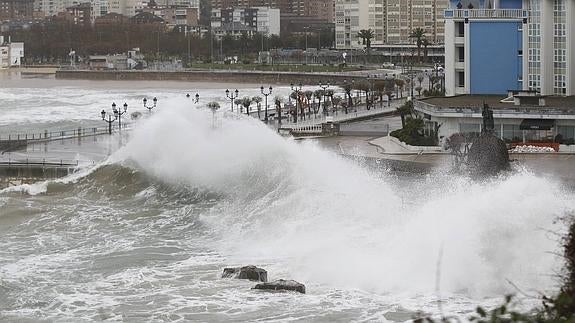 Destrozos en uno de los restaurantes del Sardinero en primera línea de playa.