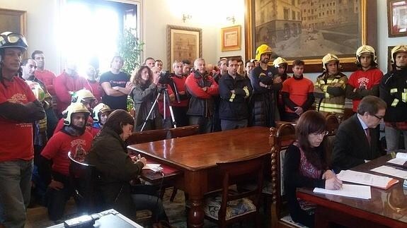Bomberos de Castro y de otros municipios de Vizcaya acudieron al pleno en el que se rechazó la propuesta