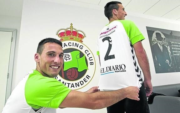 Los hermanos San Emeterio enseñan el logotipo de EL DIARIO, patrocinador del Racing.