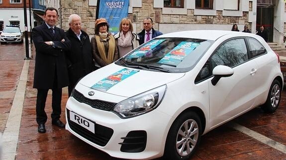 Organizadores y premiados junto al coche entregado al ganador