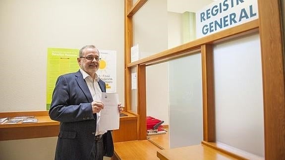 Ángel Pazos, en el momento de registrar su candidatura.