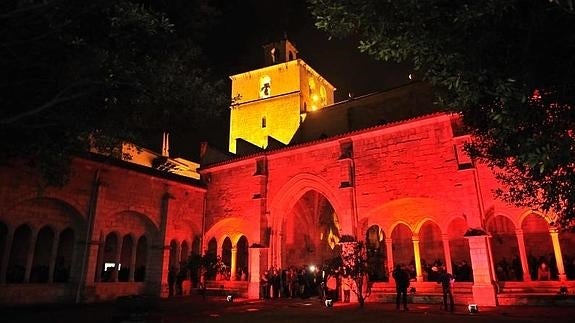 La Catedral se tiñó de rojo para conmemorar la efeméride.