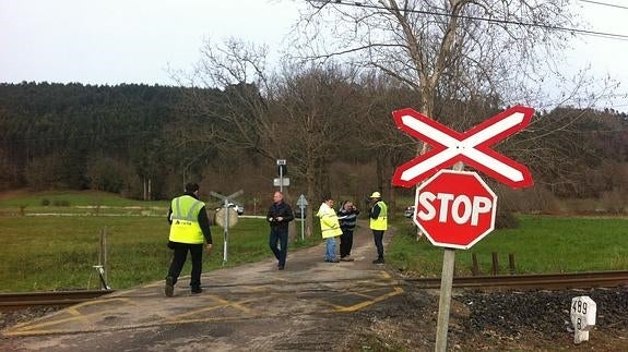 Tecnicos de Adif y la Guardia Civil trabajan en el lugar del accidente 