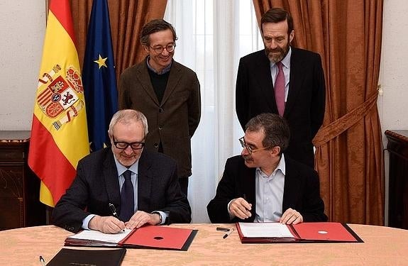 Lassalle, De la Dehesa, arriba, tras Lafuente y Borja Villel, durante la firma.