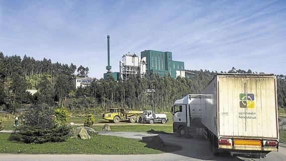 Uno de los primeros camiones que llegó con la basura de Meruelo.