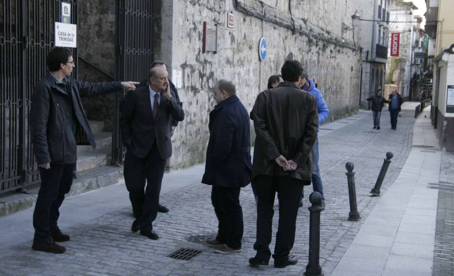 Mazón, el alcalde de Laredo y el resto de autoridades, durante su visita a la calle San Francisco. 