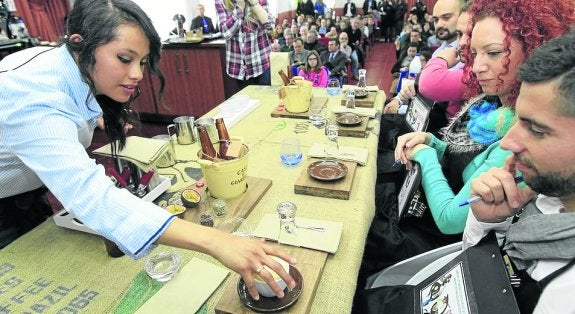 Karla Ximena Chiry, del IES Peñacastillo de Santander, tercera clasificada, en el concurso de baristas.