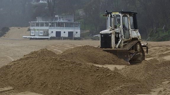 Trabajos de relleno en la playa de La Magdalena, después del temporal del invierno pasado.