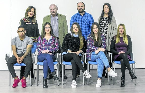 De pie, Eva Martín (directora de Grupo Clave), Pedro González (director del centro), Juan Miguel Uriarte y Raquel Medrano (profesores de Gestión Administrativa). Sentados, Ronny Aquino, Azucena Ateca, Beatriz Díaz, Ainara Mejía y Verónica Fernández. 