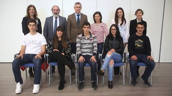 De pie Paz Fernández (profesora de Administración y Finanzas), Ángel Cosío (director de RR.HH. de Ensa), Pedro Ruiz (director del centro), Mª José Presmanes (profesora de Administración y FInanzas), Rocío Ortiz (e2) y Laura Rioyo (RR.HH. de Ensa) Sentados, Álvaro Díez, Andrea López, Alejandro López, Sara Jiménez y Víctor Ríos.