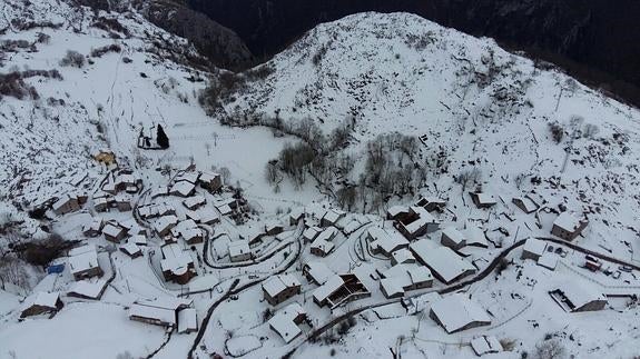 Vista desde el aire de Tresviso, totalmente cubierto de nieve.