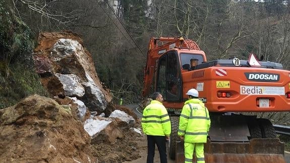 Operarios de la Consejería de Obras Públicas siguen desmenuzando la gigantesca roca caída el lunes a la altura de Mirones