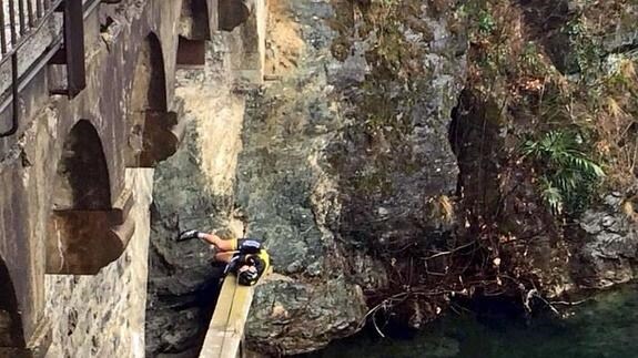 Fiek nadó con la cadera rota y se subió a un murete bajo el Puente del Diablo, donde esperó tumbado a la espera del rescate.