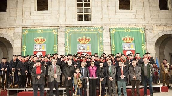 Foto de familia de los marceros y las autoridades en el Parlamento.