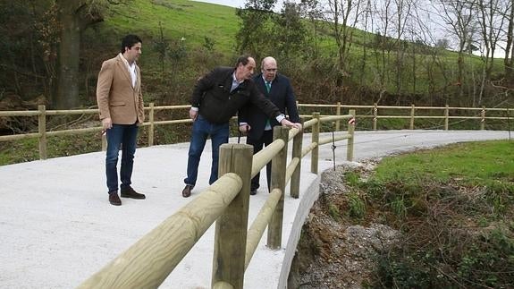 Oria, a la derecha, durante su visita a Marina de Cudeyo.