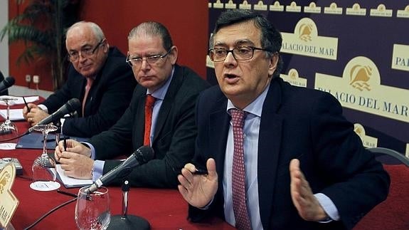 Antonio Corino (entonces director general del Racing), Alejandro Alvargonzález y Santiago Ruiz Asenjo, durante una rueda de prensa en la que explicaron la situación del club.