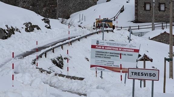 La carretera de Tresviso vuelve a estar abierta tras cuatro días cerrada por la nieve.