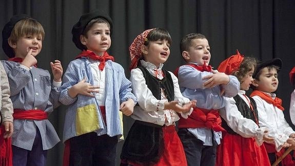 Los alumnos durante su interpretación